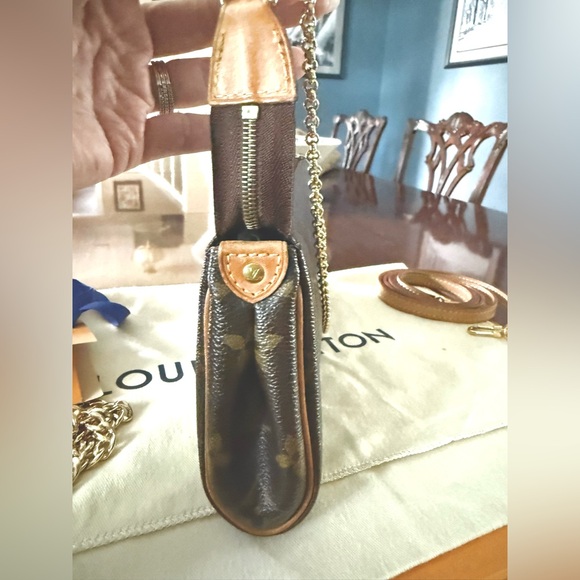 Louis Vuitton Eva 2-way Monogram Clutch/Crossbody
Comes w/ everything Almost new - Picture 15 of 16